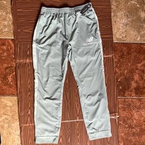 New Balance woman's sports Joggers with zips at bottom Size Large
